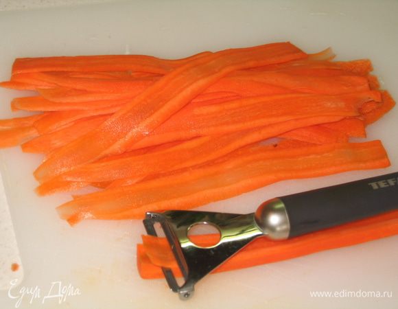 Сначала приготовим плетенку. Для этого надо нарезать тонкими пластинками морковь по всей длине. Лучше всего пользоваться ножом для чистки овощей