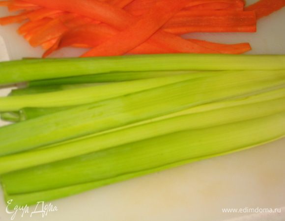 Лук-порей разделать на длинные полоски (лук-порей лучше покупать самый зеленый, чтобы было поярче)