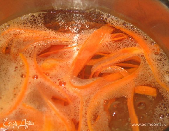 В кипящую соленую воду опустить сначала морковь на 1 минуту и вынуть шумовкой (емкость держать в ледяной воде) 