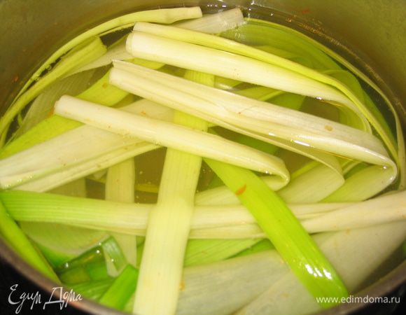 Затем в эту же воду закинуть лук-порей на 30 секунд, вынуть (емкость держать в ледяной воде)