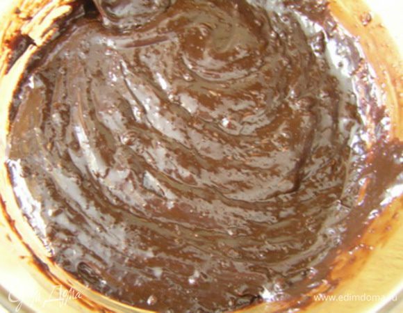 добавить вино и сироп, перемешать до однородности. Убрать в холодильник на 30-60 минут, за это время масса затвердеет.