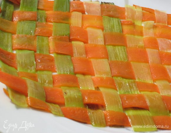 Разделить ее на две части и каждую обжарить (подсушить) на раскаленной сковороде. Выложить на отдельные тарелки