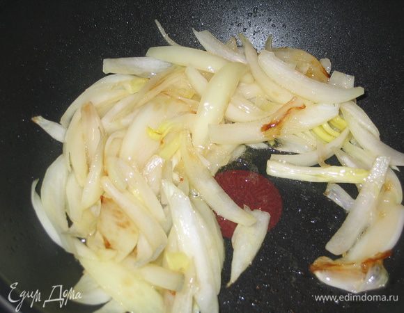 Теперь приступаем к начинке. Лук репчатый порезать перышками и поджарить на сковороде в 1 ст.л. масла и 1 ч.л. сахара. Выложить в тарелку