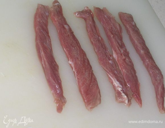 Мясо разрезать тонкими полосками, немного подсушить  