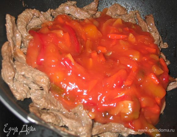 Добавить в мясо готовый кисло-сладкий соус (он чаще всего бывает из ананасов, томатов, лука, болгарского перца, сельдерея и т.д.)