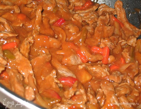 Все перемешать и тушить под крышкой, постоянно помешивая, минут 15