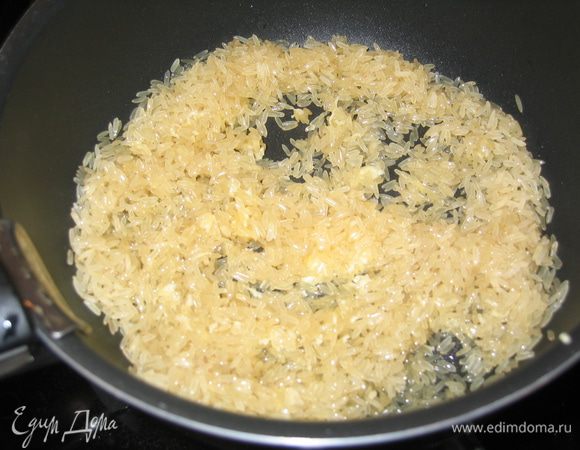 Пока готовится мясо, надо отварить рис: в кастрюлю добавить масло 1 ст.л., тертый чеснок и рис, перемешать, влить горячую воду, посолить и варить на очень медленном огне 20-25 минут (важно: крышку не поднимать). Воду брать в два раза больше риса (т.е. 2 стакана)