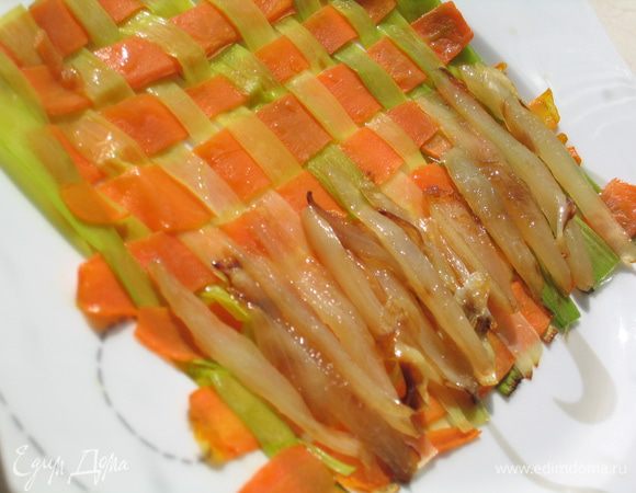 Собираем блюдо. Вариант 1: на плетенку по одному краю выложить поджаренные перышки лука