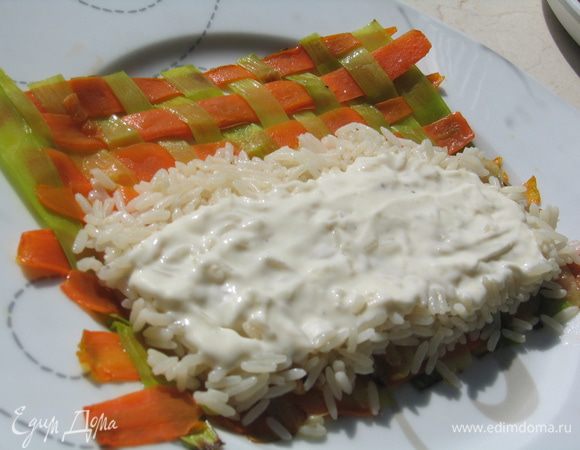 Сверху выложить рис и сырный соус (соус можно приготовить так: http://www.edimdoma.ru/retsepty/40955-zapechennyy-kartofel-s-gribami-v-syrnom-souse)