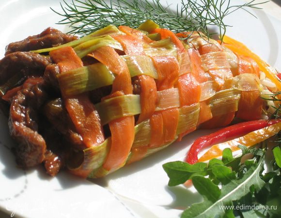 На другой край уложить мясо и аккуратно свернуть рулетом. Подавать с овощами и зеленью