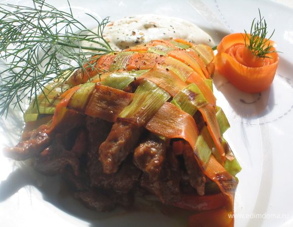 Вариант 2: сначала плетенку свернуть в виде корнетика, затем начинить его обжаренным луком, рисом и сверху мясом. Так, по-моему, легче