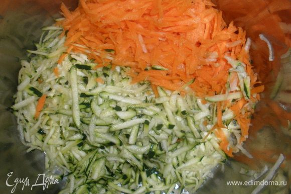Кабачок, картофель и морковь натереть на крупной терке. Слегка отжать.