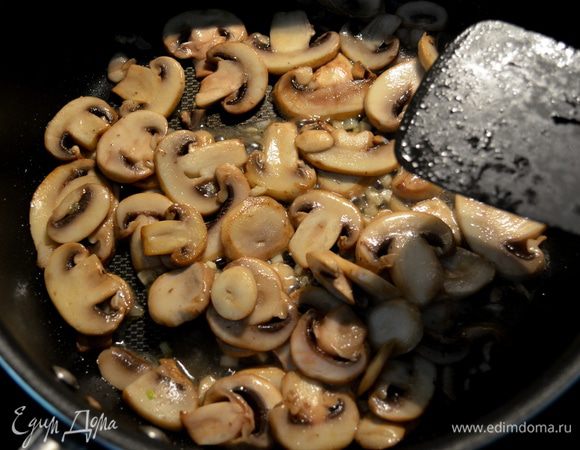 В разогретую сковороду /сред-высок.огонь/ добавим 1 ст.л олив.масла. Добавим порезанные и помытые грибы. Жарим примерно 4 мин. Затем добавим чеснок и жарим еще 1 мин. Добавим винный уксус. Готовим еще 1 мин., помешивая.