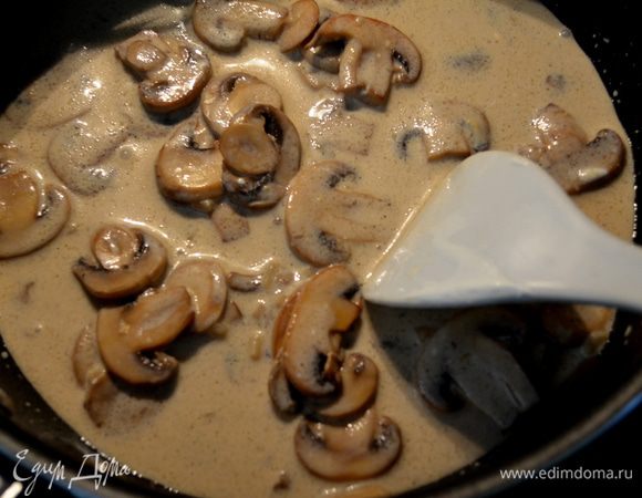 Добавим соль 1/4 ч.л. и курин. бульон. Готовим примерно 7-10 мин., когда жидкость заметно выпарится. Затем сметану и горчицу и перемешаем.