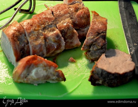 Разрежем наше готовое свиное филе порционно.