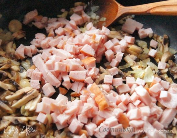 Поочередно измельчаем кубиками лук, чеснок, грибы, какую-нить мясную добавку, у меня ветчина. И все это в той же последовательности в сотейник до легкой золотинки.