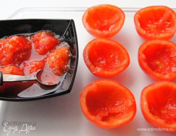 Теперь помидорный черед. Извлекаем мякоть, помидорки постарайтесь купить "толстокорые", они для запекания самое оно!