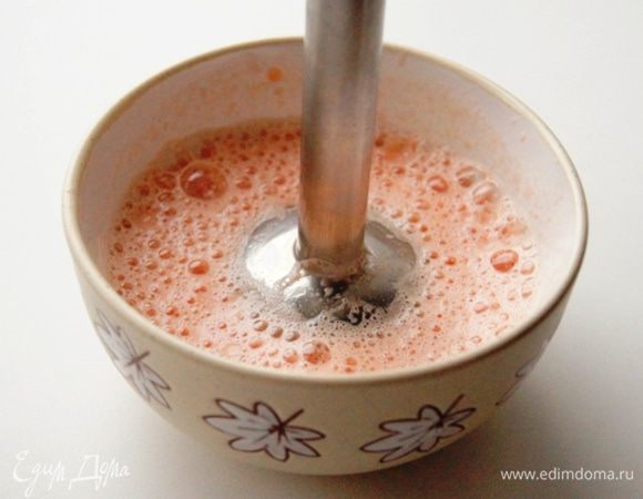 Сооружаем с помощью блендера томатный соус. Проводим тестирование на соль, перец, кидаем в него приправы, добавляем оливковое масло. ОК!
