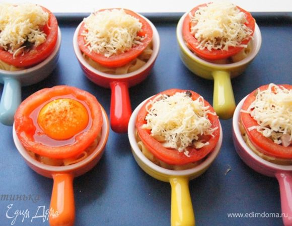 Теперь осталось выложить гнезда в кокотницы. На них водружаем начиненный помидор, а сверху... м-м-м, сырок, конечно! Как же без него? Без него блюдо на ветер! Кстати, кокотницы необязательно. Если у Вас были НЕ гнезда, то из любых отваренных макарошек формируете эти гнезда самостоятельно!