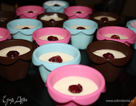 Яйца взбить в пышную пену с сахаром. Муку смешать с разрыхлителем, солью и ванилином. Рикотту (мягкий жирный творог или творожный сыр) растереть со сливочным маслом.