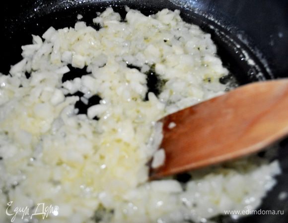 Куриную печень вымыть,обсушить(я откинула на дуршлаг,что бы вся жидкость стекла).

Лук очистить,мелко нарезать.В сковороде разогреть 50г.сливочного масла,положить лук и тушить помешивая,пару минут.