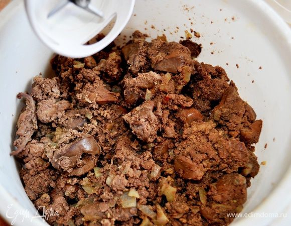 Переложить печень в подходящую посуду(сок,выделившийся при тушении не добавлять