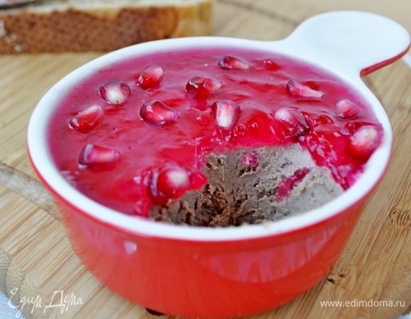 через час залить поверхность охлажденного паштета гранатовым желе,

поставить в холодильник до полного застывания.Украсить гранатовыми зёрнами.

Подавать нарезав на куски с ржаным хлебом или крекерами.Приятного аппетита!