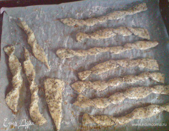 Нарезать на квадратики,ромбики и т.д. или на полоски,из которых можно сделать хлебные палочки.Для этого нужно взять полоску теста и скрутить ее.Смазать яйцом,присыпать паприкой,прованскими травами или солью.Крекеры можно не смазывать и ничем не присыпать.Противень застелить бумагой для выпечки,присыпать мукой,выложить изделия.
Выпекать в духовке при 200 градусах минут 10,только не забудьте о них,а то могут сгореть!))