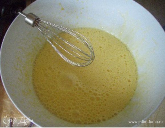 Яйца взбить с сахаром и ванильным сахаром до светло-желтого состояния(минут 7-8)