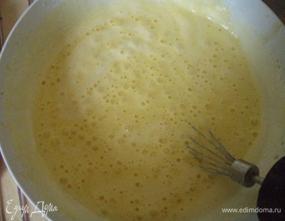 Добавить просеяную муку с содой. Перемешать до однородной массы