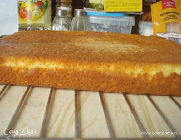 Духовку разогреть до 180 градусов.
Тесто вылить в смазанную маслом форму.
Выпекать до готовности(проверить спичкой)