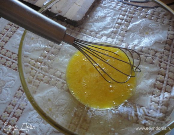 Взбить 2 яйца, добавить соль и соду.