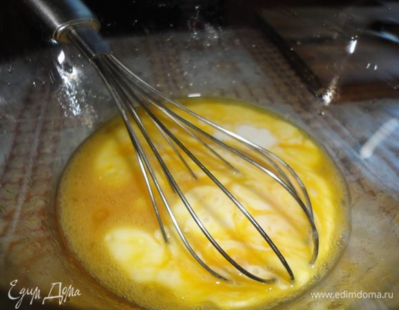 Добавить кефир.