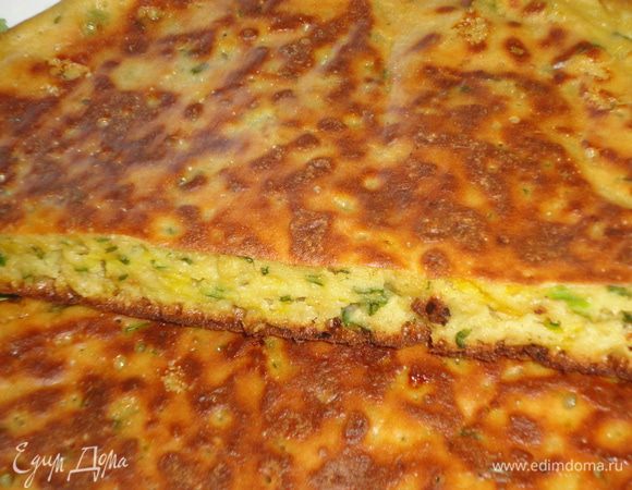 Выложить тесто на сковороду смазанную растительным маслом. Выпекать под крышкой минут 8-10 с одной строны, аккуратно двумя лопатками перевернуть и жарить с другой строны.