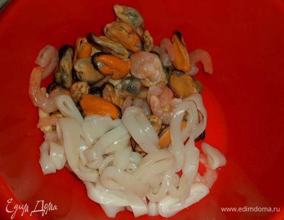 Делать нужно всё очень быстро и одновременно. Нужно все ингредиенты подготовить заранее: разморозить морепродукты,кальмары очистить от плёнки и нарезать колечками,