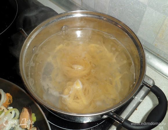 Теперь начинаем делать всё быстро и одновременно!
В кипящей подсоленной воде отвариваем тальятелле ( 6 мин ) 