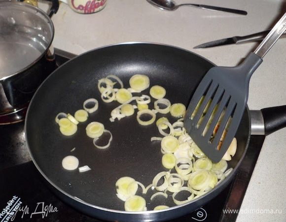 Удаляем чеснок, добавляем порей,обжариваем 1 мин (постоянно мешать)