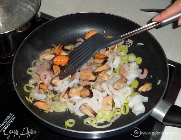 кидаем морепродукты, мешаем, тушим 2-3 мин