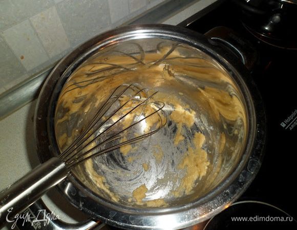 в кастрюльке растапливаем 1 ст.л. сливочного масла на не большом огне и добавляем 1 ст.л. муки, хорошо и постоянно мешаем венчиком