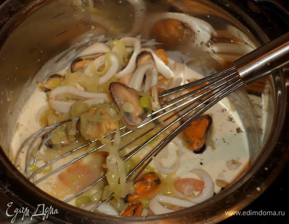 Сливаем воду с тальятелле (не промывать!). Морепродукты высыпаем в сливки (вместе с соком от морепродуктов). 