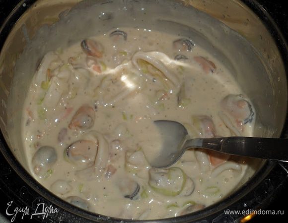 Перемешиваем, тушим на маленьком огне 1-2 мин.