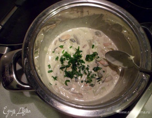 Добавляем тальятелле, петрушку. Перемешиваем и тушим 1- 2 мин., пробуем на специи и соль. Блюдо готово. 