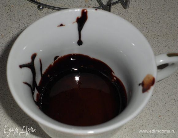 Параллельно делаем салат. Выпариваем на среднем огне 100 мл бальзамического уксуса в половину (должен тянуться), переливаем в ёмкость, остужаем