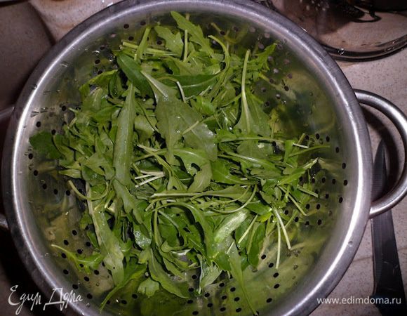 Промываем и просушиваем руколу