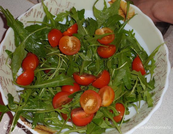 Режем черри на половинки и произвольно выкладываем