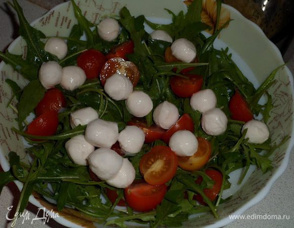 Выкладываем мацареллу. Солим, поливаем оливковым маслом (1.5 ст.л.), слегка перемешиваем и украшаем бальзамическим соусом. Салат готов.