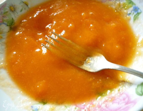 С абрикосов снять кожицу и любым доступным способом превратить в пюре. Я просто размяла вилкой.