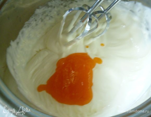 Затем взбить с помощью миксера 2-3 минуты. Понемногу добавляем абрикосовое пюре и еще взбиваем 2-3 минуты.