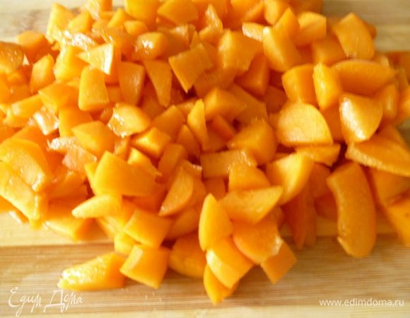 Меньшую часть абрикосов нарезать небольшими кусочками.