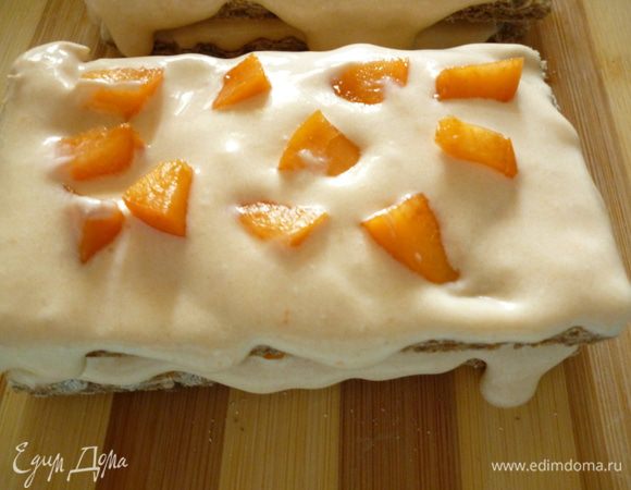 Снова кладем хлебец и затем крем и абрикосы и еще один хлебец и крем. Получается 8 пирожных. Затем убираем пироженые в холодильник минимум на 12 часов,а лучше на сутки. Приятного вам аппетита!